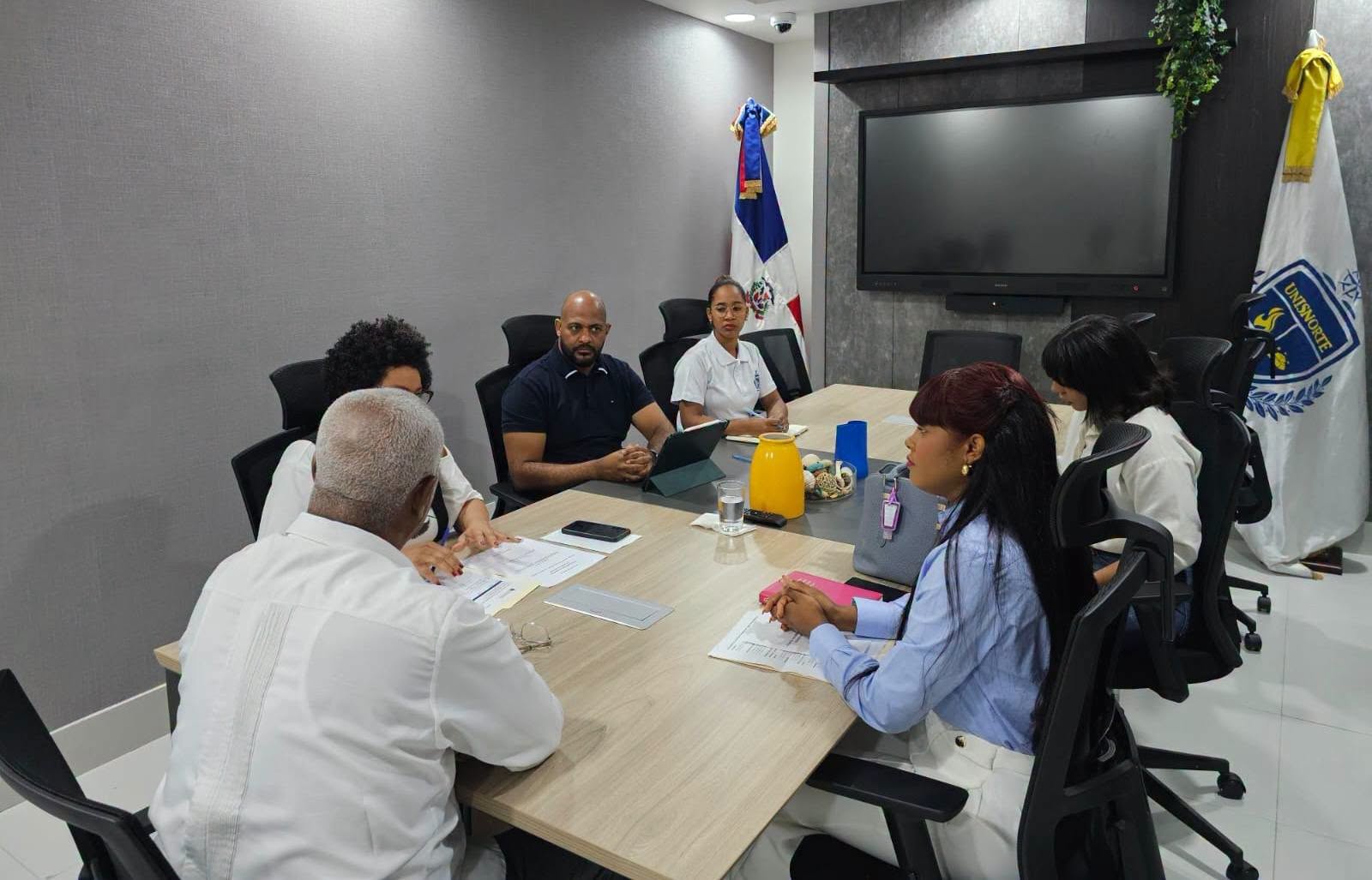 Encuentro institucional fortalece vínculos entre History y la UNISNORTE.