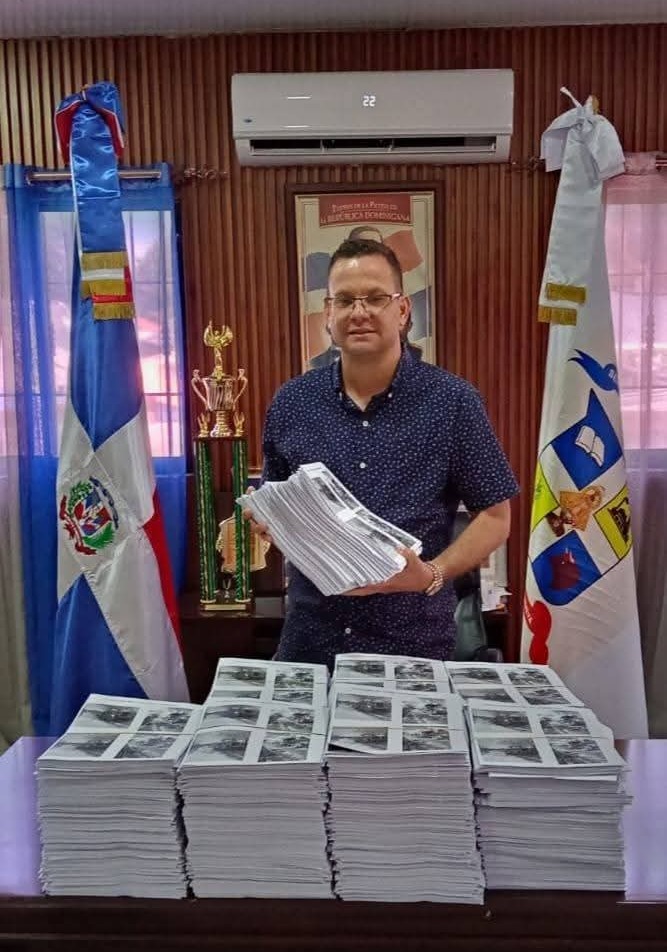 Alcaldía de Quisqueya da cumplimiento a sentencia judicial y entrega casi 20 mil documentos a la Unión de Juntas de Vecinos.